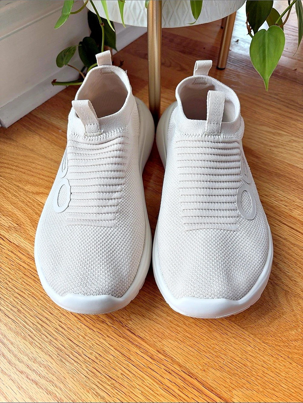 OOfos OOmg Low eeZee Recovery Shoe White Slip-On Sneakers
Men’s 9
Or Women’s 11